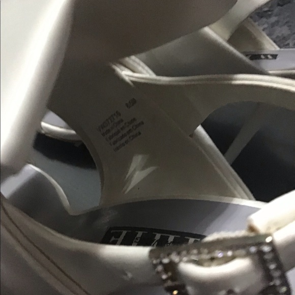 Vera Wang “White” Bow heels 8.5 EUC Rare - Picture 5 of 8